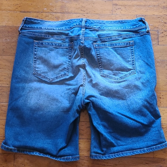 Torrid Size 14 distressed jean shorts - Picture 2 of 3